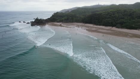 Vista-Panorámica-De-La-Playa-De-Clarkes-Y-El-Paso-Con-Bañistas-En-Byron-Bay,-Nueva-Gales-Del-Sur,-Australia