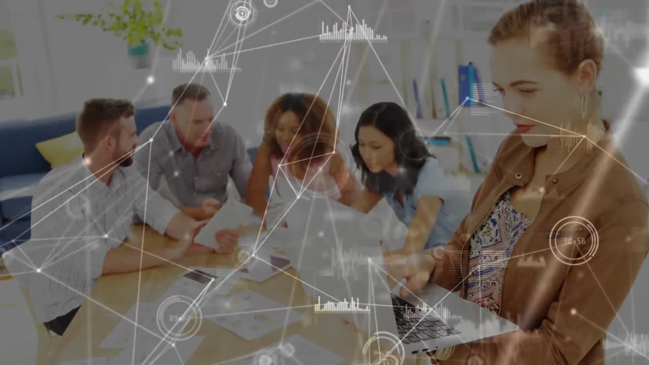 сеть соединений и обработки данных против офисных коллег, использующих электронные устройства