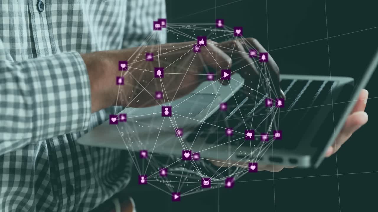 animación de globo de iconos digitales girando sobre la sección media de un hombre usando una computadora portátil en la oficina.