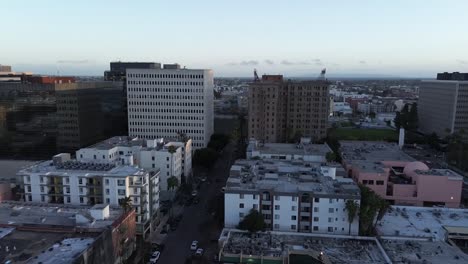 Dynamischer-Drohnenschwenk-Einer-Großstadt-In-Los-Angeles-Während-Der-Goldenen-Stunde