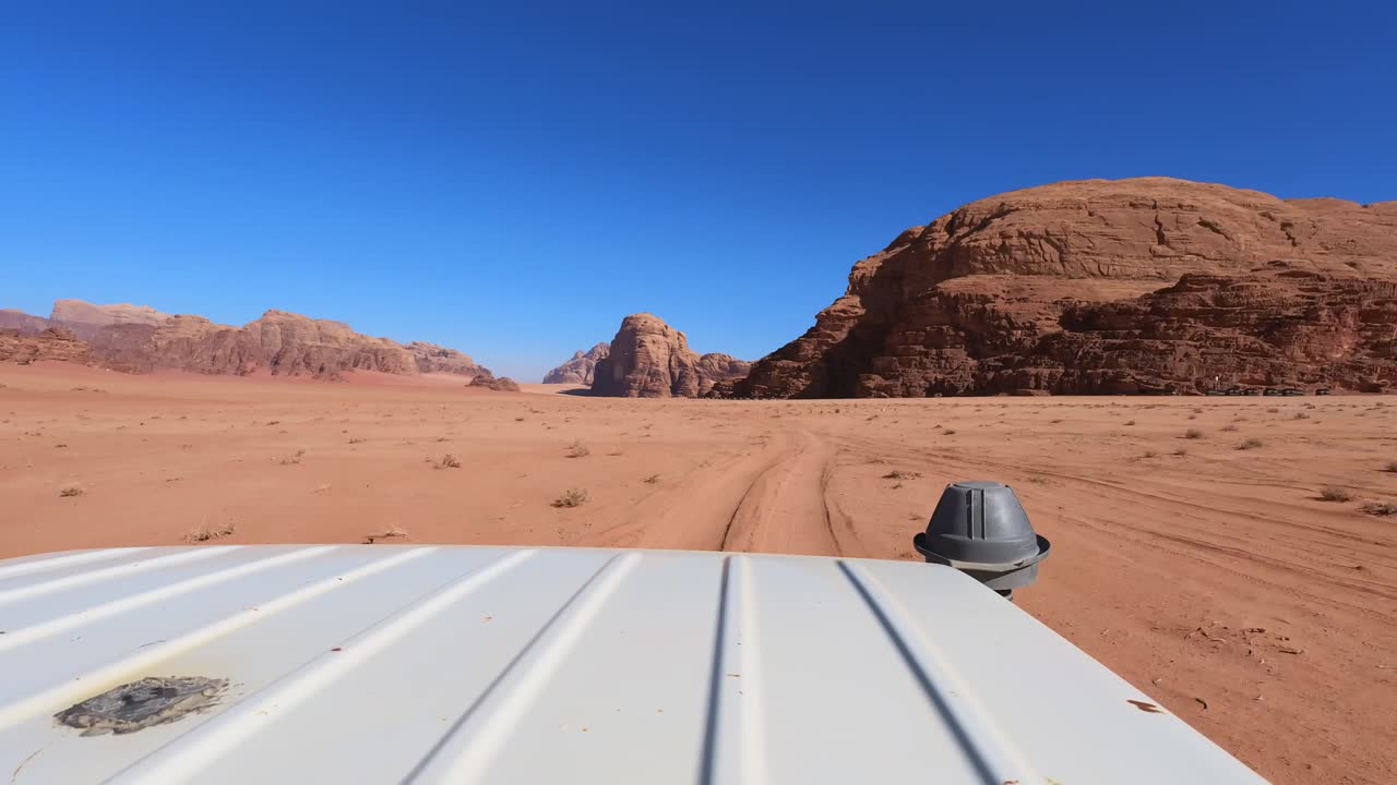 vistas de wadi rum desde lo alto de un jeep