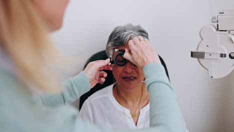 Augenuntersuchung,-Patientin-Oder-Glückliche-Frau-Mit-Optiker