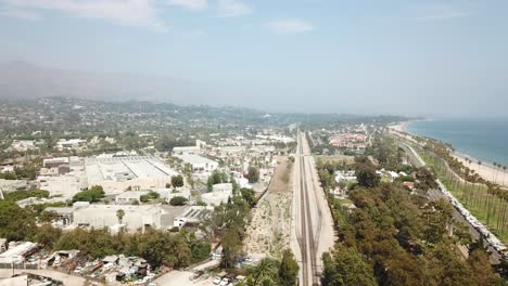 Dolly-Al-Revés-De-La-Línea-De-Tren-De-Santa-Bárbara-De-San-Francisco-A-Los-Ángeles