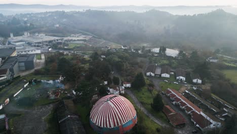 el dron desciende nubes de niebla a la tienda de circo a rayas de benposta en españa