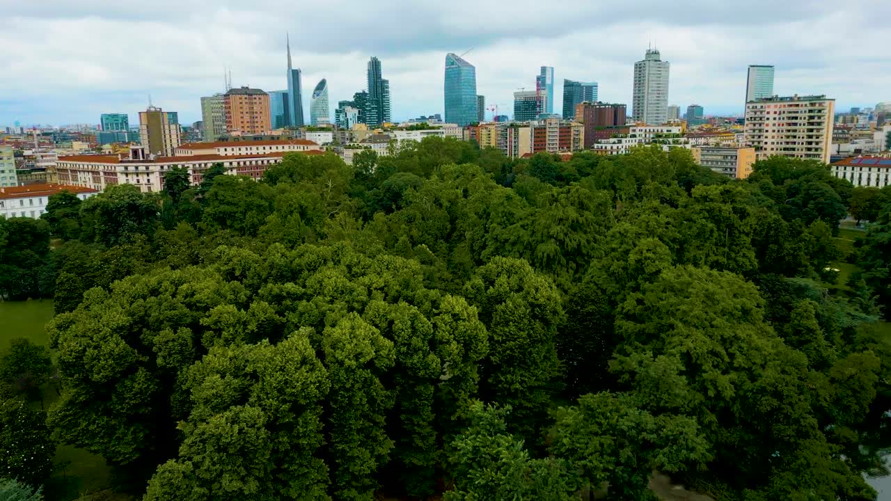 Vídeo aéreo de drone 4K dos Jardins Indro Montanelli no centro de Milão, Itália, em um dia de verão.