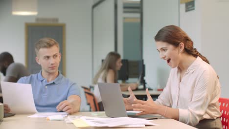 Mujer-Independiente-Trabajando-En-Computadora.-Mujer-De-Negocios-Leyendo-Buenas-Noticias.