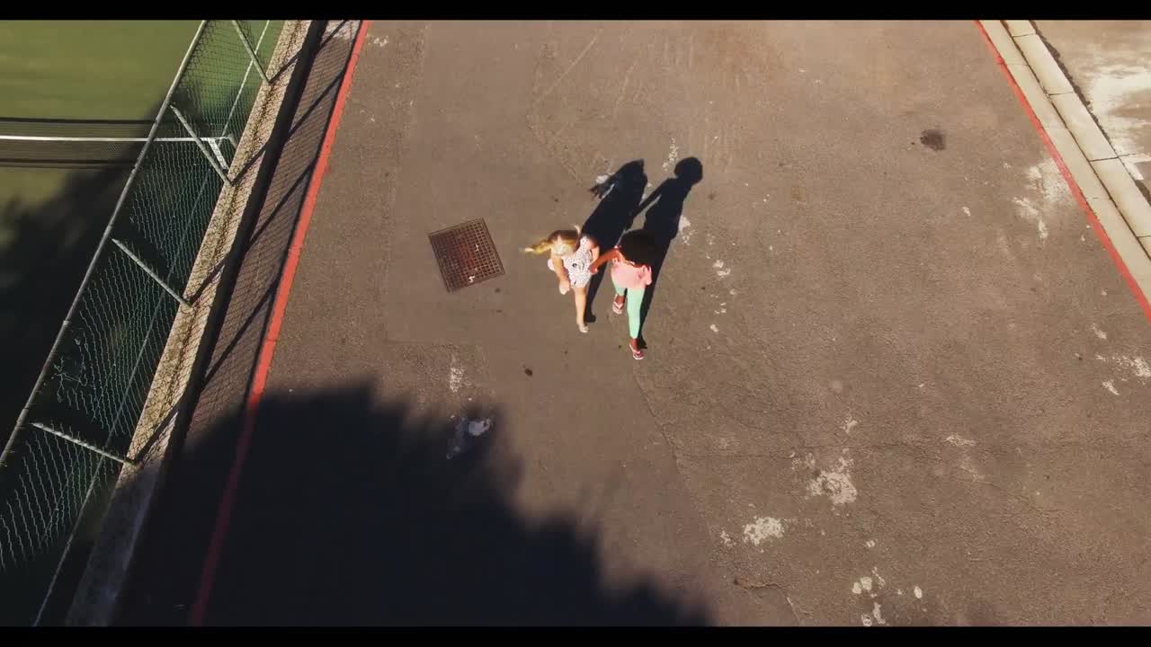 캠퍼스에서  ⁇ 고 있는 학교 아이들