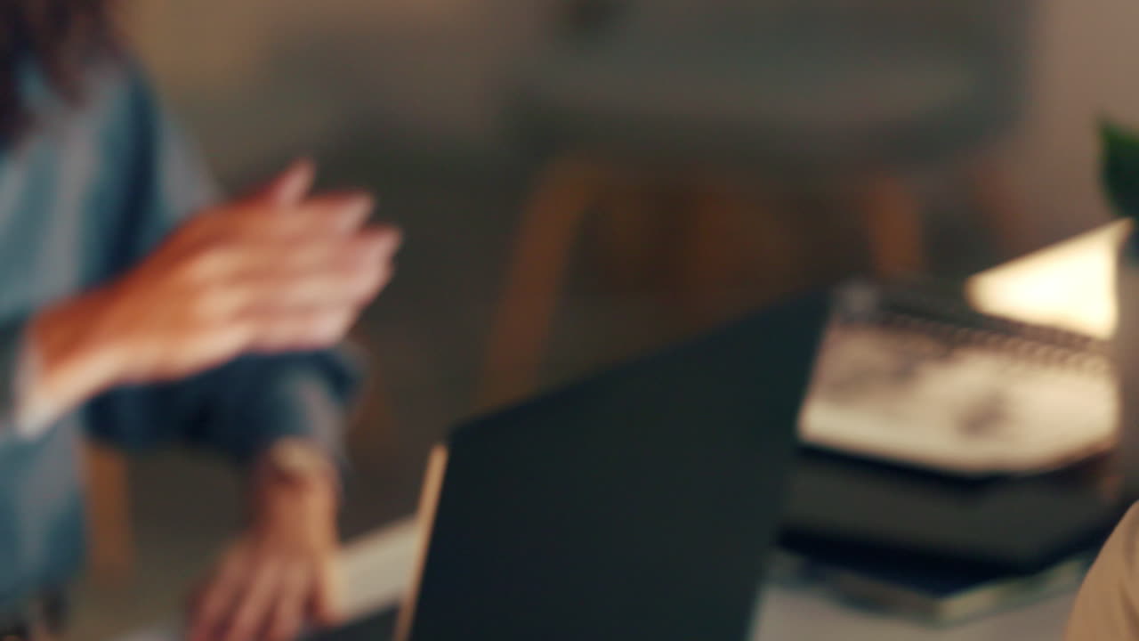 악수, 파트너십 및 야간 사무실에서의 성공