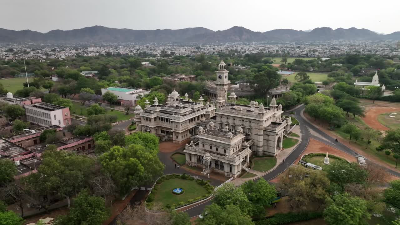 Un drone sorvola l'edificio storico del Mayo College con la torre dell'orologio, circondato dalle colline Aravalli. Il college ha preso il nome da Earl of Mayo, Viceré dell'India sotto il dominio britannico.