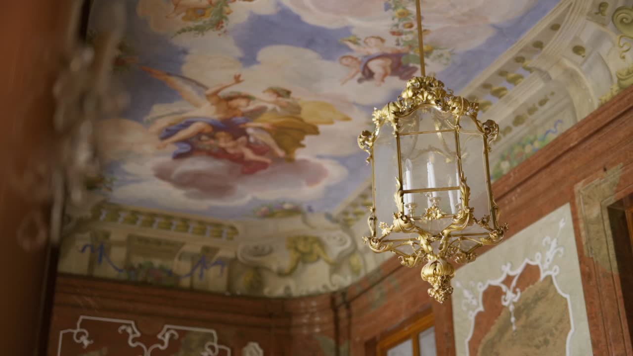 interior de un edificio histórico con una hermosa pintura de techo y un candelabro