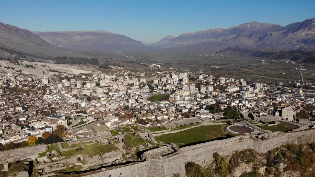 castillo de gjirokastra construido sobre una colina sobre la ciudad en un valle rodeado de montañas
