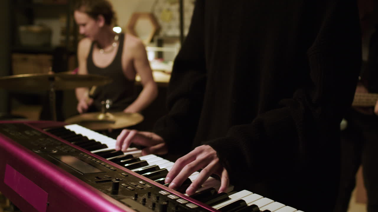 스튜디오에 있는 알아볼 수 없는 음악가