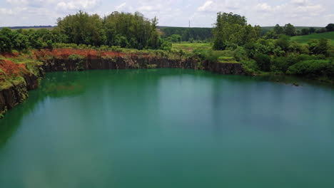viejo agujero de minería de piedra hoy se convirtió en un hermoso lago esmeralda, la ruptura de la presa creó este hermoso lugar