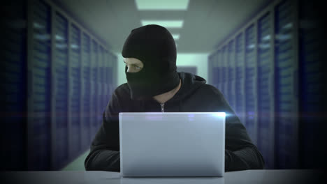 video compuesto de un hacker usando una computadora portátil