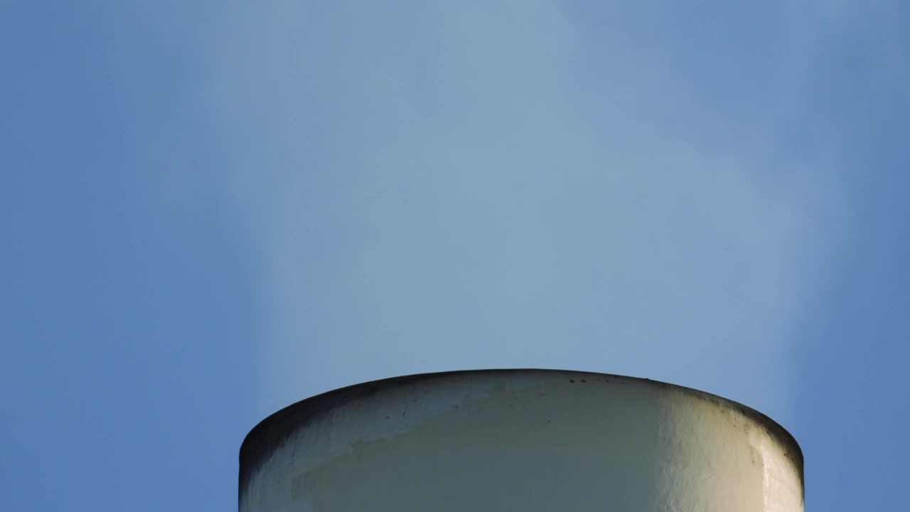 Grande camino che emette CO2 nell'atmosfera dalla combustione di gasolio.