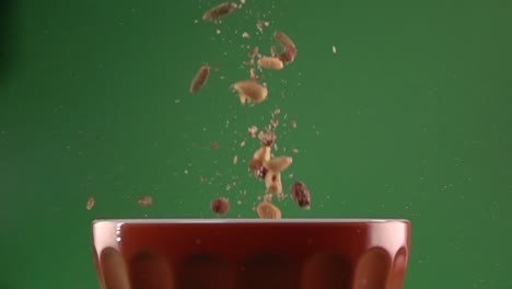 cacahuetes y sal cayendo sobre un plato