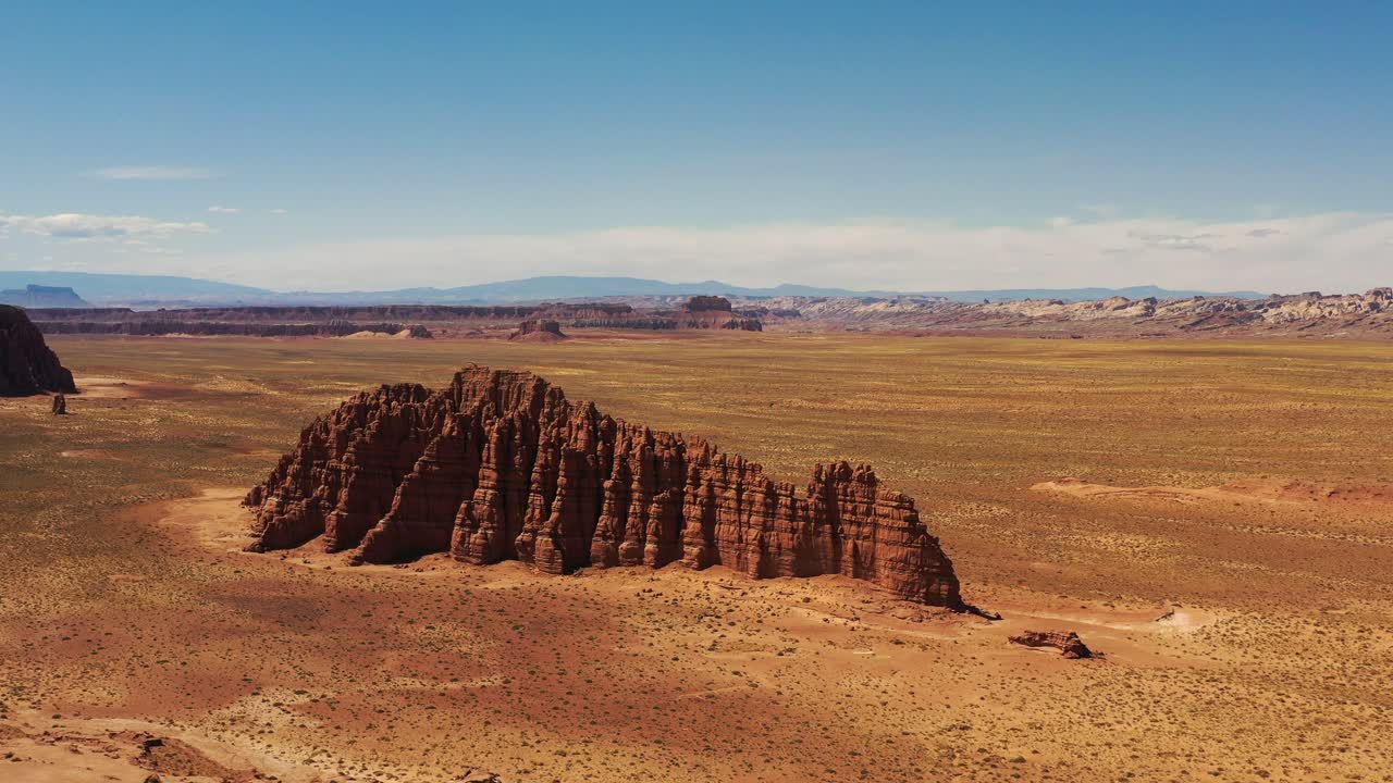 formación de roca roja en el desierto salvaje del parque nacional de utah, ee.uu. - fotografía aérea en órbita