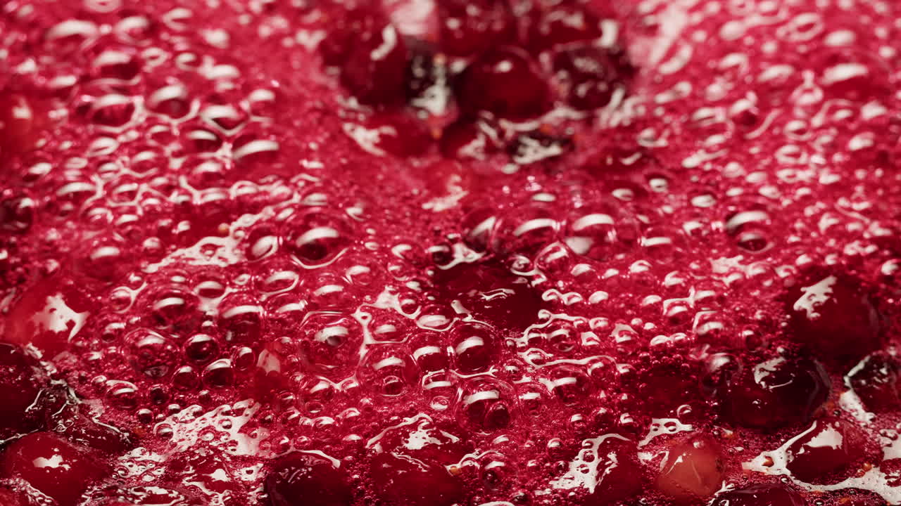 los arándanos congelados cocinando para el té o la mermelada, el fondo de cerca de las bayas de arándanos en la cocina, el chef haciendo pastel de postre saludable.