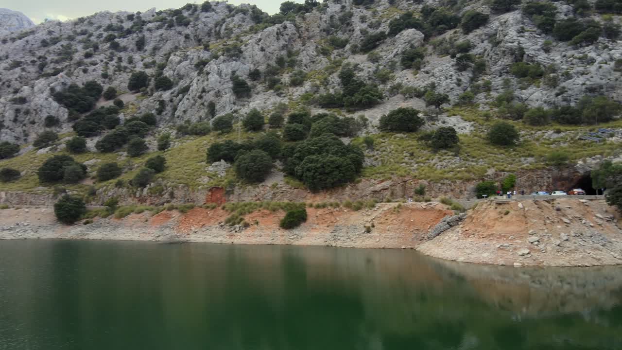 Gorg Blau showcases stunning mountain reflections in its tranquil waters. Immerse yourself in the breathtaking scenery of Mallorca's natural beauty, ideal for relaxation and exploration.