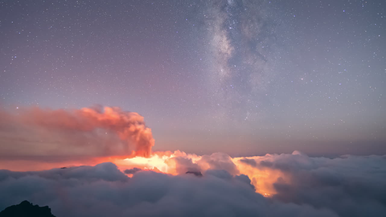 2021년 9월 화산 폭발 동안 라 팔마 섬의 은하수와 운해의 야간 시간 경과