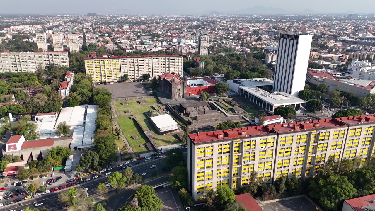 Toma rotacional de las pirámides y apartamentos de Tlatelolco