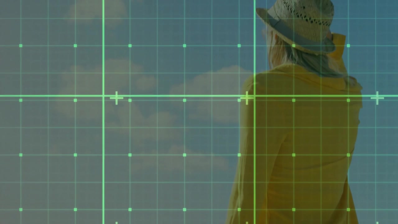 Donna in piedi all'aperto di fronte a una griglia, con una sovrapposizione digitale al neon che evidenzia il tema della tecnologia.