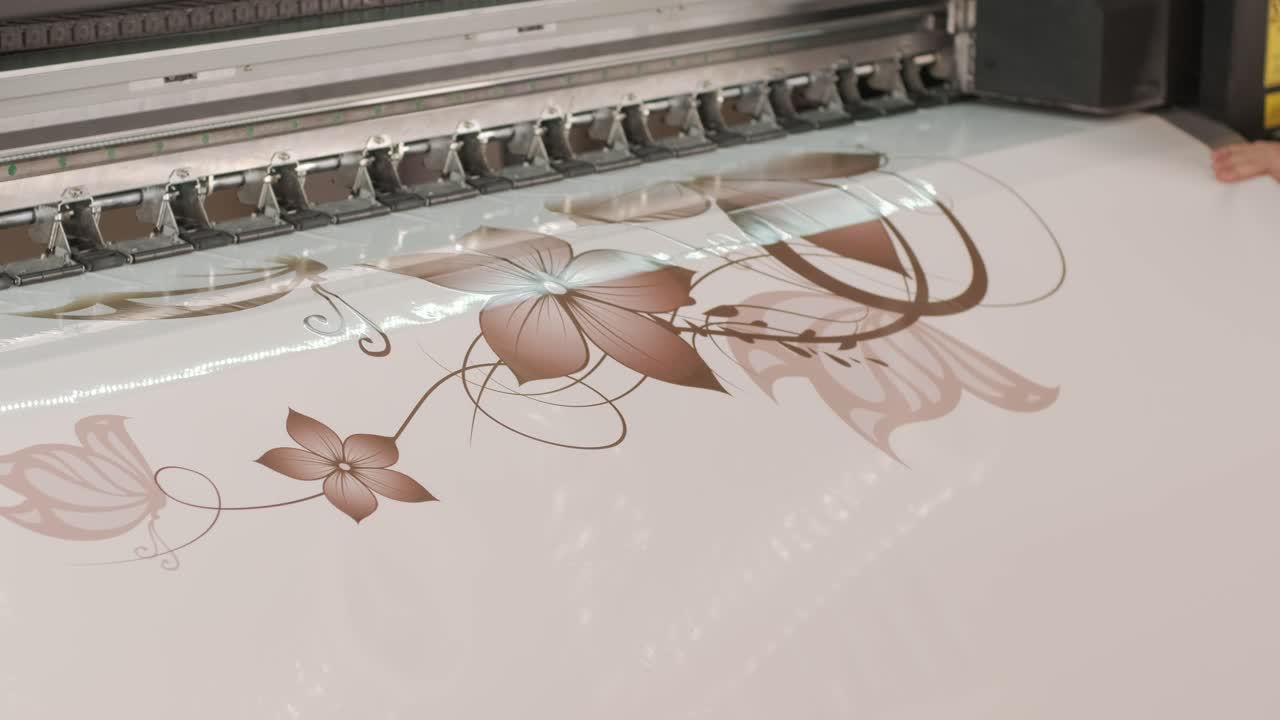 крупноформатная печать натяжных потолков