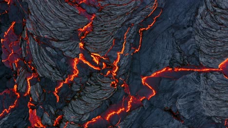 un dron de 4k captura tomas aéreas de primer plano cinematográficas de ambas piedras de lava y la lava viva que fluye entre ellas