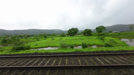 Vista-De-Hiper-Vueltas-Verdes-Desde-La-Ventana-Del-Tren