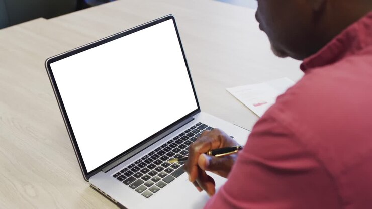 Homme d'affaires afro-américain utilisant un ordinateur portable pour un appel vidéo avec un espace de copie