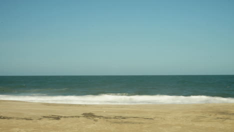 Toma-Panorámica-De-Lapso-De-Tiempo-Del-Océano-Atlántico-Y-La-Playa-En-Delaware,-Estados-Unidos-Con-Efecto-De-Flujo-óptico