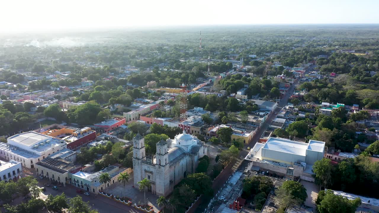 órbita aérea alta a la izquierda, temprano en la mañana, alrededor de la catedral de san gervasio en valladolid, yucatán, méxico
