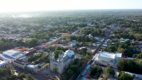 Hohe-Luftumlaufbahn-Nach-Links,-Früh-Am-Morgen,-Um-Die-Kathedrale-Von-San-Gervasio-In-Valladolid,-Yucatan,-Mexiko