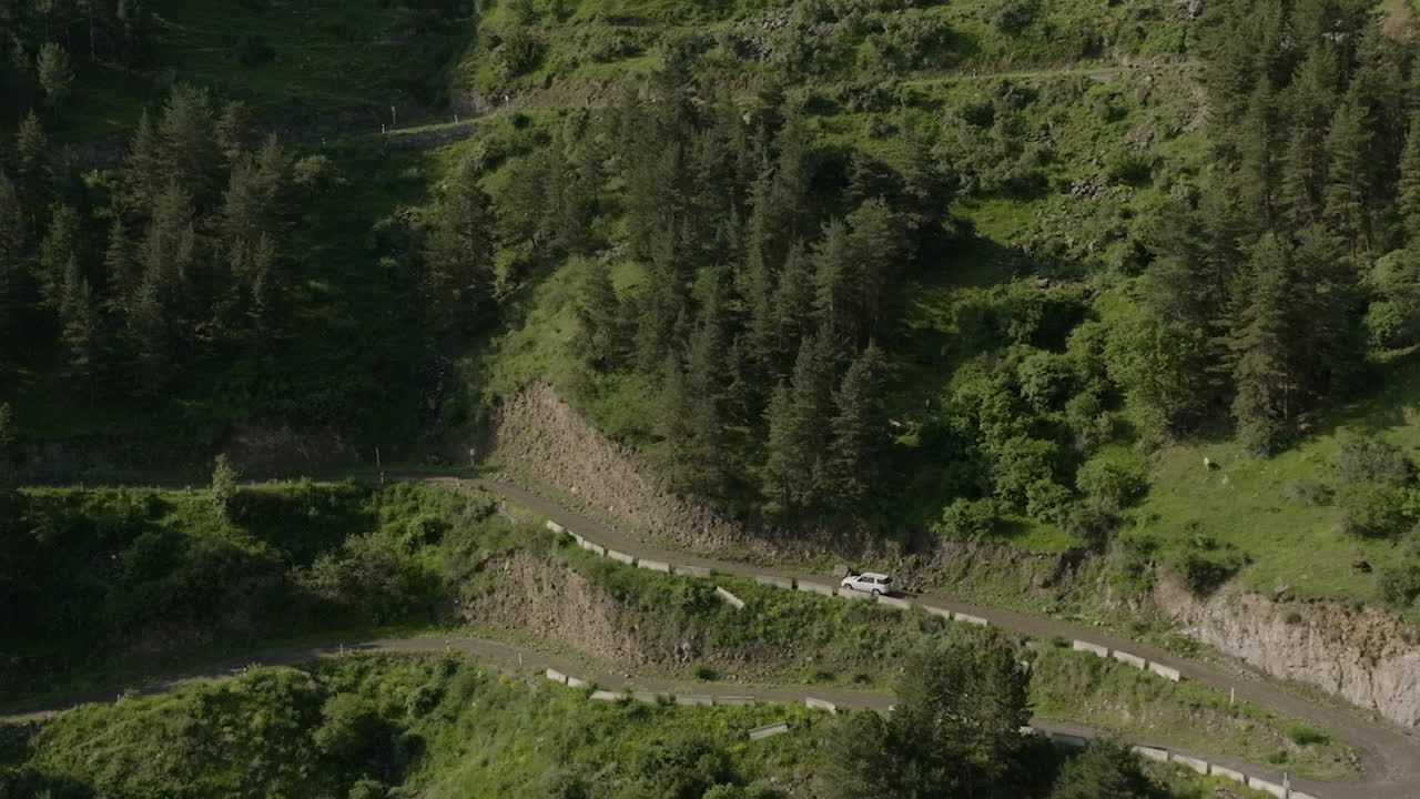 coche que viaja en una carretera de montaña en las montañas del sur del cáucaso cerca de vardzia, samtskhe-javakheti, georgia