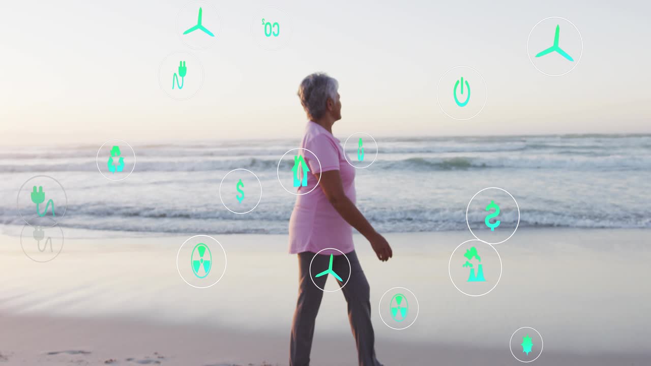Anziana donna che cammina sulla spiaggia al tramonto per trovare calma, lasciando impronte mentre icone ecologiche verdi si sovrappongono a lei.