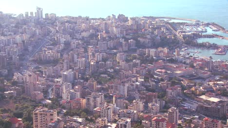 vista de ángulo alto de la expansión urbana de beirut, líbano 1