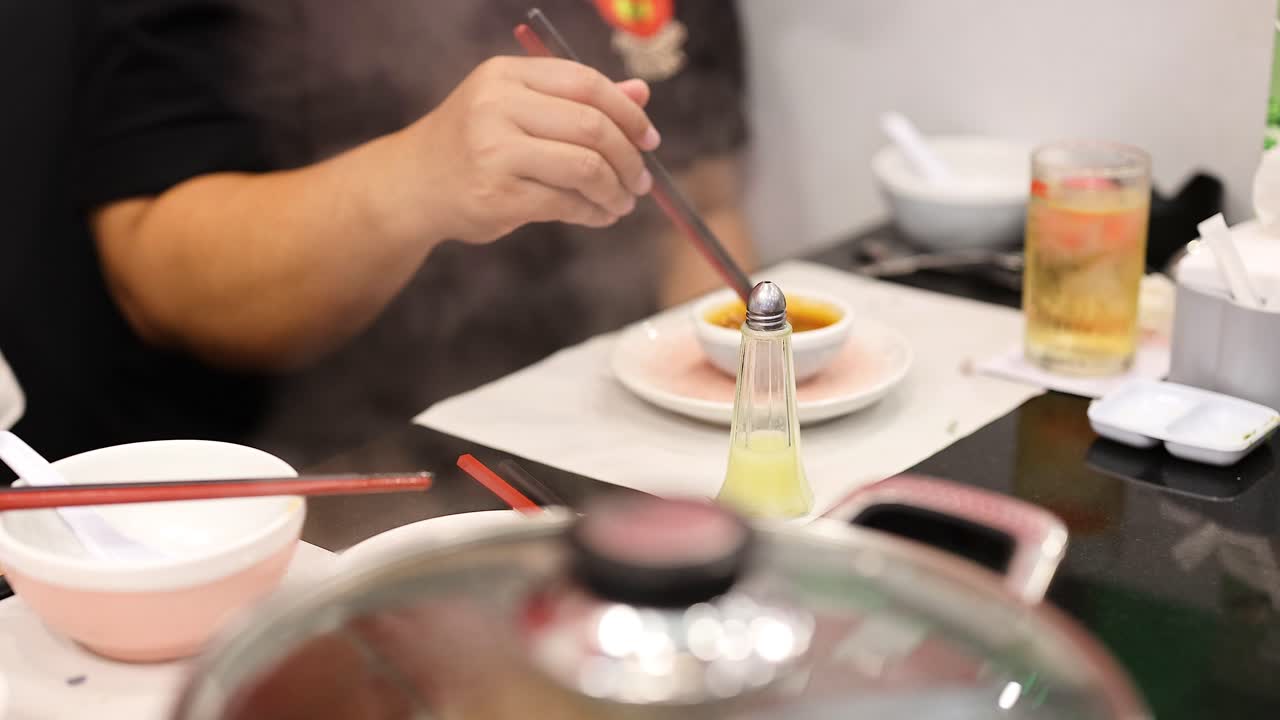 디핑 소스와 함께 식사를 즐기는 사람