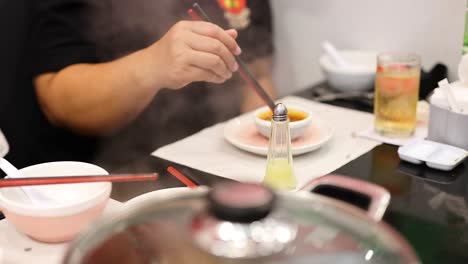 persona disfrutando de una comida con salsa de inmersión