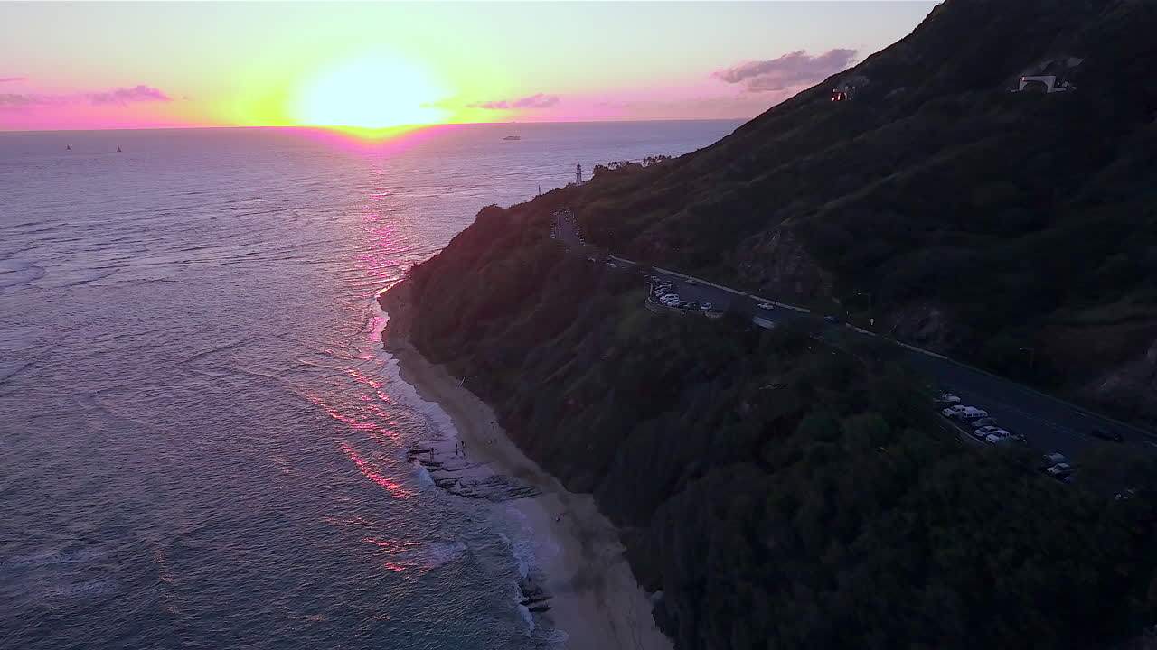 esta es una toma de dron de 4k de una hermosa puesta de sol alrededor de la base de la cabeza de diamante en la isla de oahu, hawaii