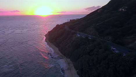 Esta-Es-Una-Toma-De-Dron-De-4k-De-Una-Hermosa-Puesta-De-Sol-Alrededor-De-La-Base-De-La-Cabeza-De-Diamante-En-La-Isla-De-Oahu,-Hawaii