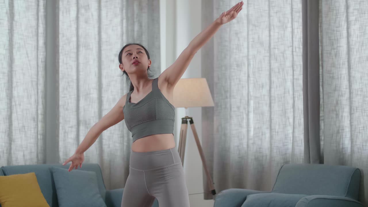 젊은 아시아 운동선수 여성이 운동, 스트레칭 및 요가를 가정에서 요리어 ii 포즈로 연습합니다. 건강한 생활 방식, 피트니스, 웰빙 및 마인드풀니스 개념