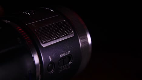 Verstellringe-Am-Objektiv-Der-Videokamera-Im-Dunkeln-Bewegen