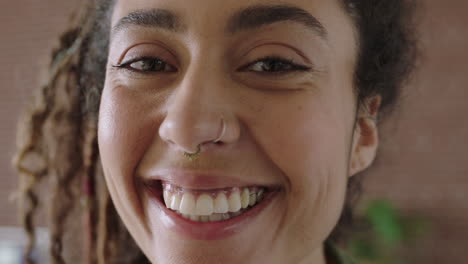 retrato en primer plano de una hermosa mujer de raza mixta cara sonriente alegre feliz mirando a la cámara con un anillo en la nariz