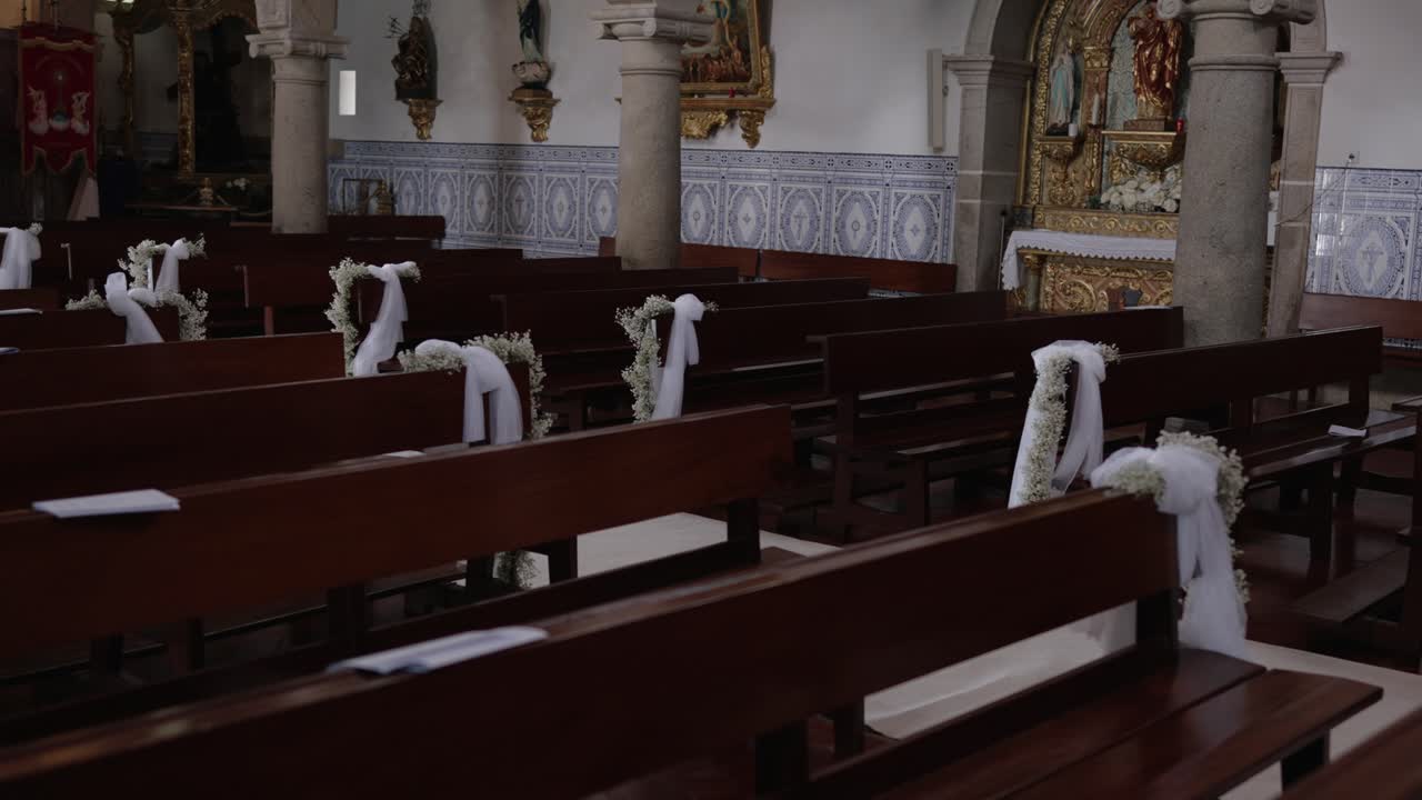 결혼식 꽃 장식으로 꾸며진 텅 빈 교회 좌석
