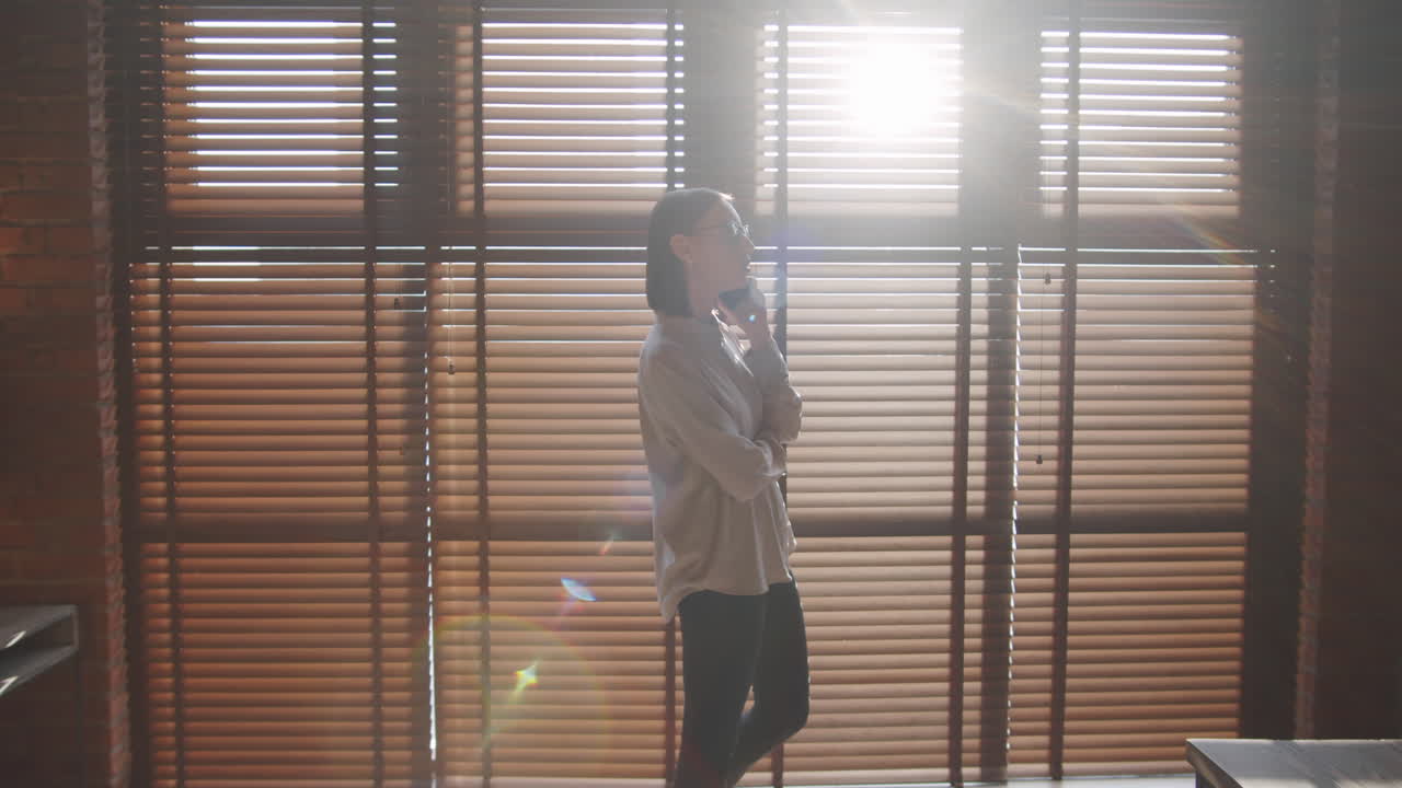 사무실 에서 휴대 전화 로 이야기 하는 사업가