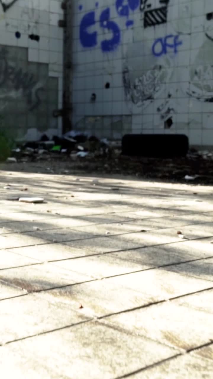 그래피티와 쓰레기가 있는 버려진 건물