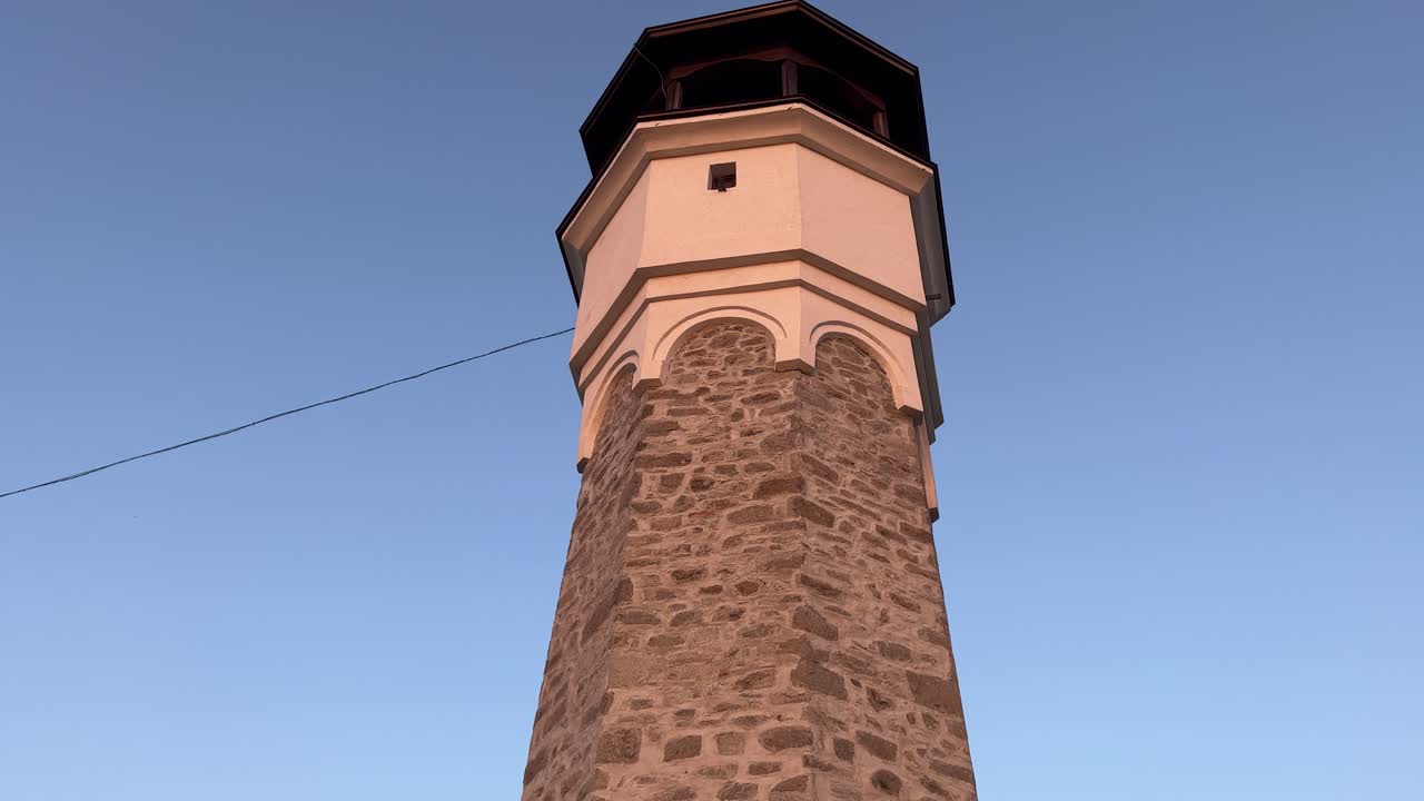 inclinación hacia arriba en la torre del reloj de sahat tepe al atardecer, plovdiv, bulgaria