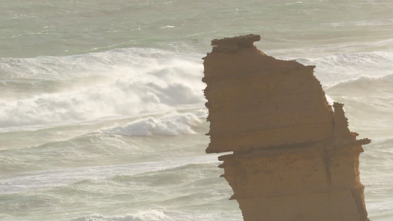위대한 바다 도로의 바위 형성에 부히는 파도의 조용한 풍경, 자연 조명에서 포착