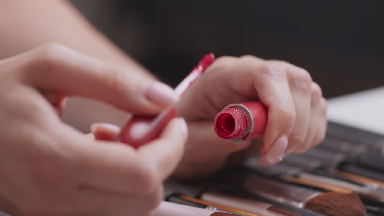 mujer aplicar lápiz labial rojo