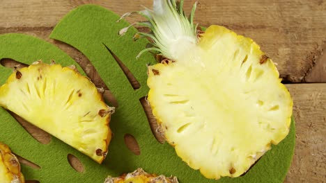 piña cortada por la mitad en una mesa de madera